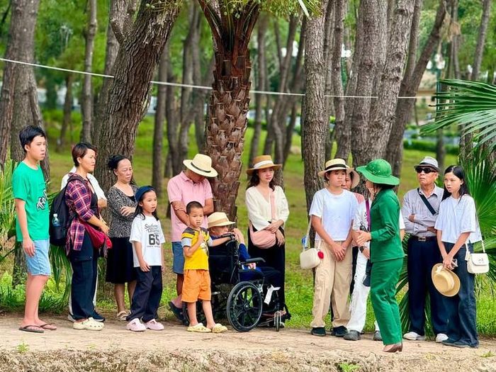 Du khách tới đây đều chung cảm xúc, rưng rưng, bồi hồi xúc động khi nghe lại câu chuyện của các anh hùng liệt sĩ anh dũng chiến đấu, hy sinh để bảo vệ huyết mạch giao thông. Ảnh: TL.