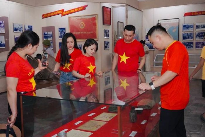 Rất nhiều hình ảnh, tư liệu trưng bày tại đây nhằm mang đến cho du khách những cái nhìn chân thực nhất về “tuyến lửa” đường Trường Sơn, trong đó có Ngã ba Đồng Lộc huyền thoại. Ảnh: TL.