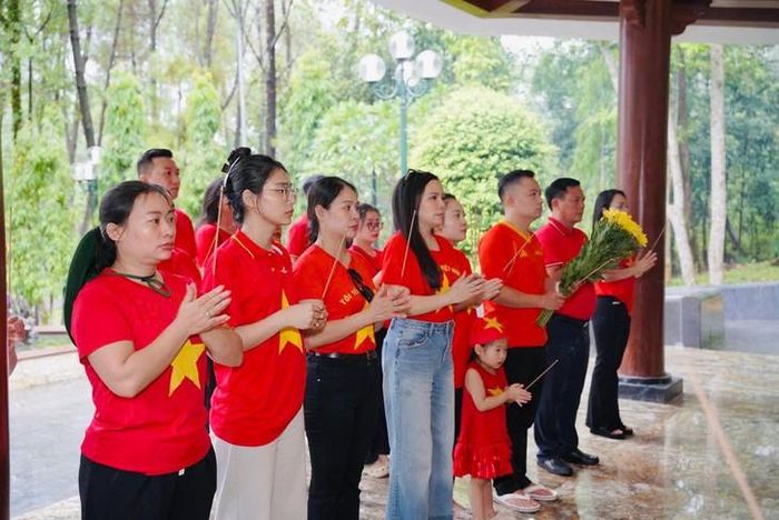 Dịp nghỉ lễ, hàng ngàn du khách về Khu di tích lịch sử quốc gia đặc biệt Ngã ba Đồng Lộc để tri ân các Anh hùng liệt sĩ. Ảnh: TL.