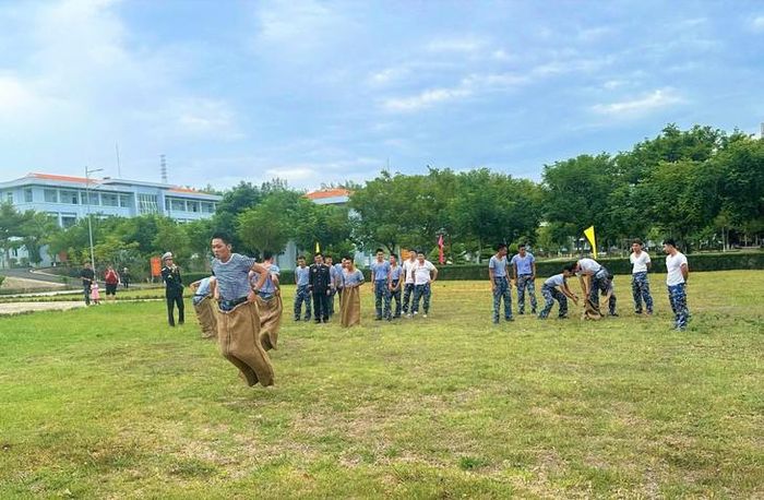 Các hoạt động vui tươi, lành mạnh mừng Quốc khánh ở Vùng 4 Hải quân. Ảnh: Minh Châu.