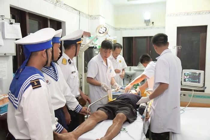 Quân y trên đảo khẩn trương cấp cứu cho ngư dân. Ảnh: Thành Vũ.