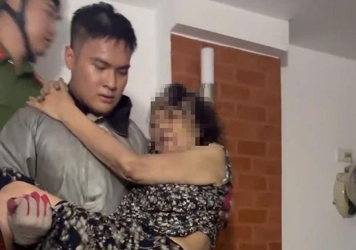 Lực lượng chức năng giải cứu nạn nhân mắc kẹt trong vụ cháy. Ảnh: CACC.
