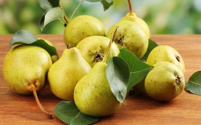 Quả lê là loại trái cây bổ dưỡng mang lại một số lợi ích sức khỏe nhờ chứa nhiều nước, chất xơ và các vitamin thiết yếu. Ảnh minh họa AI