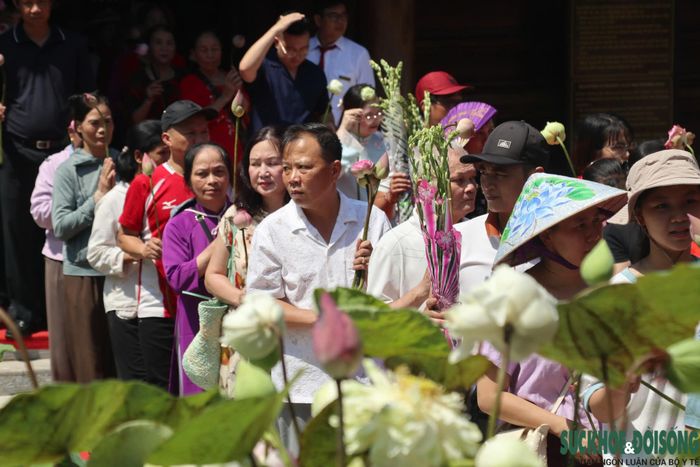Người dân tham dự lễ dâng hoa, dâng hương tưởng niệm 57 năm ngày mất của Chủ tịch Hồ Chí Minh tại Khu di tích Kim Liên. Ảnh: Song Hoàng.