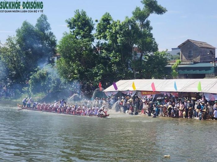 Lễ hội đua, bơi thuyền truyền thống trên sông Kiến Giang có nguồn gốc từ xa xưa. Từ hội đua, bơi cầu đảo của làng, của tổng với mục đích cầu mưa thuận gió hòa, mùa màng bội thu, thi thố thể lực để chế ngự thiên nhiên trở thành lễ hội truyền thống, được công nhận là Di sản văn hóa phi vật thể Quốc gia.