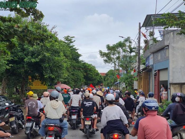 Ngay từ sáng sớm, hàng vạn người dân và du khách đổ về hai bên bờ sông Kiến Giang tạo nên không khí tưng bừng, náo nhiệt. Cờ hoa tung bay, tiếng trống hội, tiếng mõ vang lên chào mừng ngày hội lớn của dân tộc.