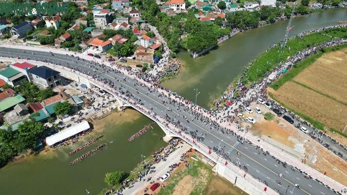 Người dân quê hương Đại tướng Võ Nguyên Giáp có câu: "Dù ai đi Tây về Đông/Mồng 2 tháng 9 cũng mong về nhà/Về nhà xem hội quê ta/Dưới sông bơi trải, nhà nhà cờ bay".