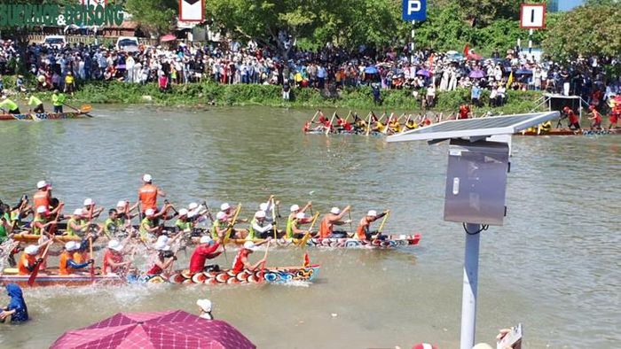 Dưới sông, những tay chèo trên các thuyền đua, bơi quyết tâm cao độ để đưa thuyền của đội nhà cán đích sớm nhất.