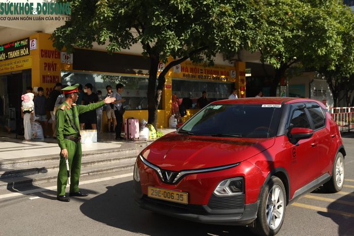 Tại bên trong bến xe, lực lượng chức năng được bố trí phân luồng, điều tiết phương tiện, bảo đảm việc xe khách ra vào và đón trả hành khách diễn ra thuận lợi, hạn chế ùn ứ cục bộ. (Ảnh Thành Long)