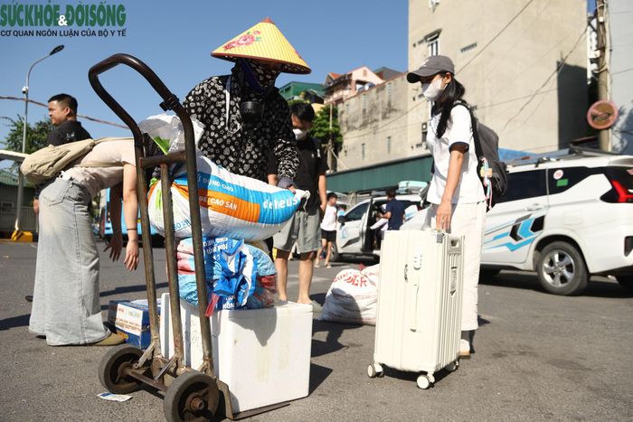 Dịch vụ kéo, vận chuyển hành lý và hàng hóa thuê cũng đắt khách, khi nhiều người mang theo đồ đạc cồng kềnh sau kỳ nghỉ. (Ảnh Thành Long)