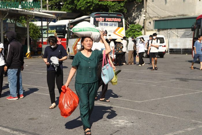 Ngay khi xe vừa dừng, hành khách nhanh chóng lấy hành lý, di chuyển ra khu vực đón khách để tiếp tục hành trình về nhà. (Ảnh Thành Long)
