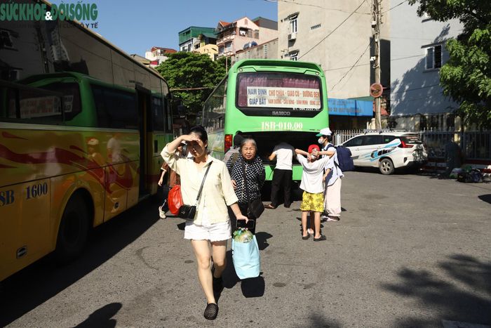 Không khí tại bến xe chiều 2/9 vì thế mang rõ nét đặc trưng của ngày cuối kỳ nghỉ: đông người, nhiều hành lý, các chuyến xe liên tục cập bến và một nhịp di chuyển hối hả hơn thường ngày. (Ảnh Thành Long)