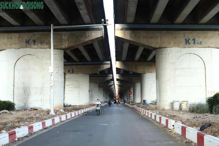 Theo ghi nhận, sự chênh lệch về mật độ giao thông giữa khu vực cửa ngõ và nội thành khá rõ. Trong khi các tuyến đường hướng vào thành phố chịu áp lực lớn từ dòng phương tiện trở về sau kỳ nghỉ, khu vực trung tâm vẫn duy trì trạng thái tương đối thông thoáng. (Ảnh Thành Long)
