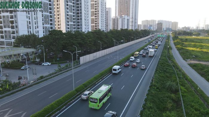 Khoảng 17h30 chiều 2/9, trên các tuyến cao tốc và quốc lộ hướng về Hà Nội, phương tiện chỉ di chuyển chậm tại các khu vực nút giao, điểm nhập làn và các tuyến đường dẫn vào nội đô. (Ảnh Thành Long)
