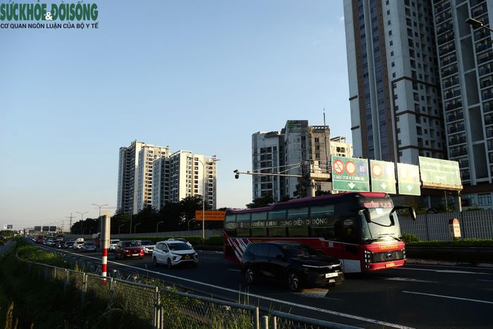 Giao thông Hà Nội cơ bản thông thoáng trong ngày cuối kỳ nghỉ lễ 2/9. Một số nút giao, khu vực cửa ngõ, lối lên xuống đường Vành đai 3 trên cao và một số cầu có thời điểm mật độ phương tiện tăng cao, giao thông chậm. (Ảnh Thành Long)