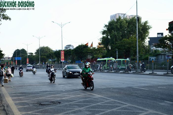 Quốc lộ 1A đoạn giao với Giải Phóng thông thoáng bất ngờ trong chiều 2/9. (Ảnh Thành Long)