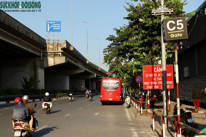 Quanh các bến xe lớn, vẫn ghi nhận tình trạng xe dừng, đỗ, đón trả khách, có thời điểm ảnh hưởng cục bộ đến giao thông. (Ảnh Thành Long)