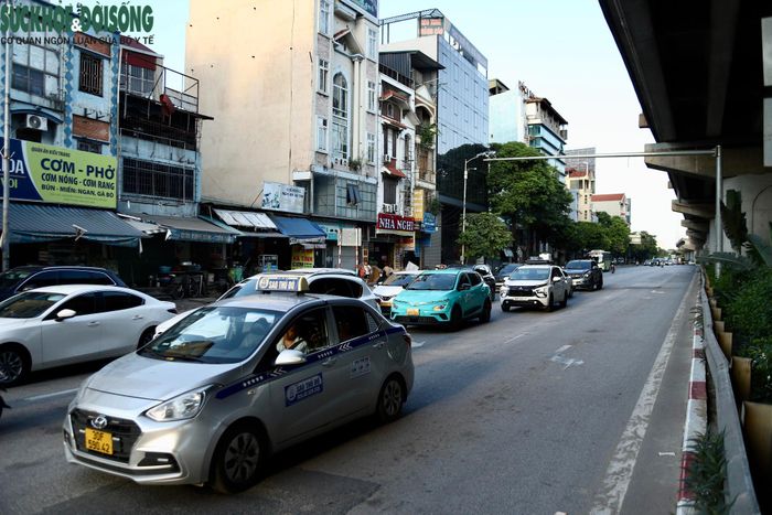 Một số thời điểm, phương tiện tập trung đông tại các tuyến hướng vào thành phố, trong khi nhiều khu vực khác vẫn khá thông thoáng. (Ảnh Thành Long)