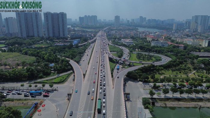 Vành đai 3 trên cao hướng vào trung tâm Thủ đô di chuyển ổn định, không xảy ra ùn tắc nghiêm trọng. (Ảnh Thành Long)
