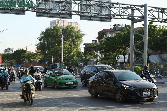 Tại một số tuyến phố trung tâm, phương tiện lưu thông thưa, người dân di chuyển thuận lợi. Nhiều tuyến đường vốn thường xuyên đông đúc vào ngày làm việc cũng không xuất hiện tình trạng ùn tắc kéo dài. (Ảnh Thành Long)