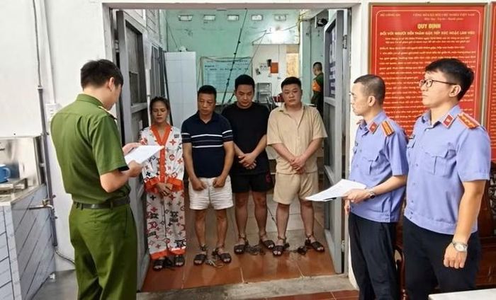 Cơ quan CSĐT Công an TP Quảng Ninh công bố quyết định tạm giữ hình sự nhóm đối tượng hành hung tài xế taxi. Ảnh: Cơ quan Công an.