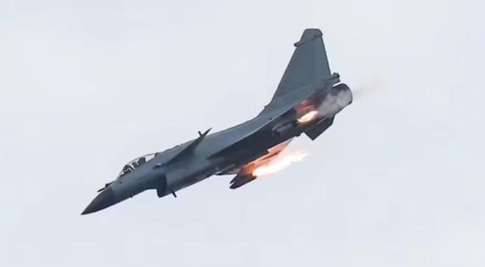 PL-15 cũng sử dụng đầu dò radar chủ động AESA. Điều này cho phép tên lửa tự tìm kiếm mục tiêu ở giai đoạn cuối của quá trình đánh chặn.