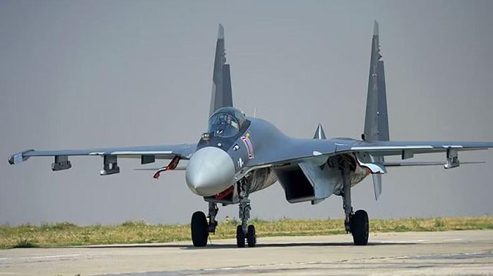 Một vấn đề khác nằm ngay trong cấu hình của Su-35. Máy bay sử dụng radar PESA Irbis-E, trong khi AESA ngày càng trở thành tiêu chuẩn được nhiều khách hàng quan tâm ở phân khúc tiêm kích hiện đại.