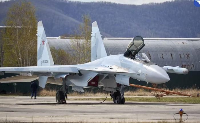 Một số phân tích cho rằng việc thiếu radar AESA đã làm giảm sức hấp dẫn của Su-35 đối với những khách hàng đang tìm kiếm một bước nhảy vọt về cảm biến.