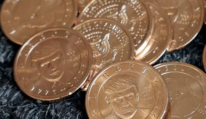 Mặt trước đồng xu khắc chân dung ông Trump cùng dòng chữ “In God We Trust”. Xung quanh là chữ “Liberty” và mốc thời gian “1776 - 2026”, đánh dấu 250 năm ngày lập quốc của Mỹ.