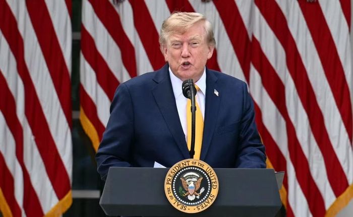 Việc phát hành đồng xu có hình ông Trump đáng chú ý vì luật liên bang Mỹ hạn chế việc đưa chân dung người còn sống lên tiền tệ. Theo quy định, chân dung người trên tiền và chứng khoán Mỹ phải là người đã qua đời.