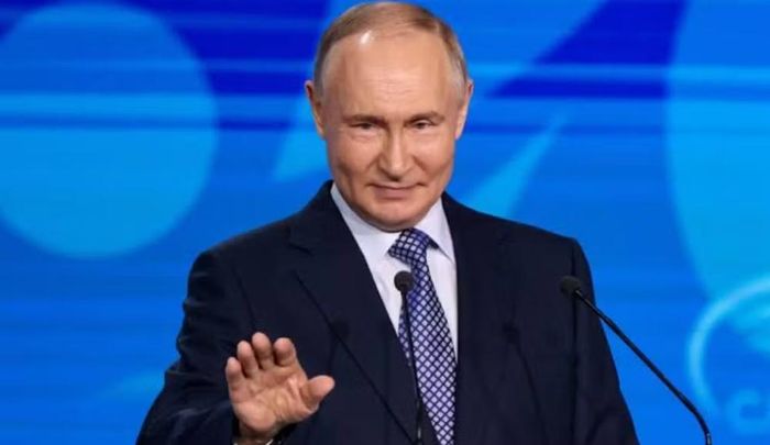 “Họ tấn công chúng ta, họ sẽ nhận lại đòn đáp trả”, ông Putin cảnh báo. Trong bối cảnh Ukraine gia tăng các cuộc tập kích bằng UAV, chính phủ Nga cũng trao thêm quyền cho cơ quan chức năng trong việc bảo vệ các cơ sở hạ tầng thiết yếu.