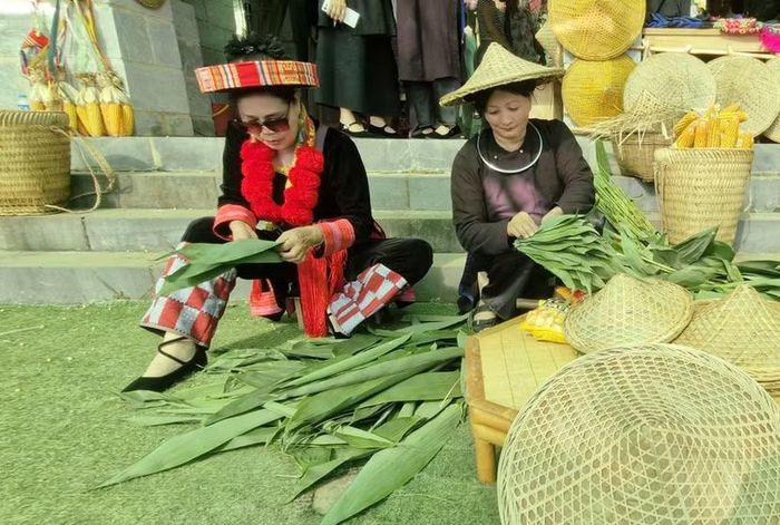 Bà Lương Thị Tâm (bên phải) thực hiện công đoạn chọn lá mạy mười đạt chuẩn để làm nón.