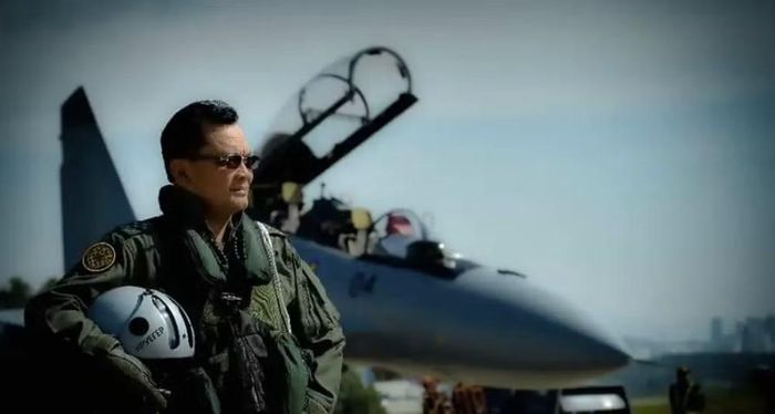 Nhưng điểm đáng chú ý nhất nằm ở hệ thống điện tử hàng không. Su-30MKM sử dụng radar N011M Bars của Nga, cùng hệ thống tác chiến điện tử và hệ thống tìm kiếm quang-điện tử có nguồn gốc Nga. Trong khi đó, nhiều thiết bị khác lại đến từ châu Âu và Nam Phi.