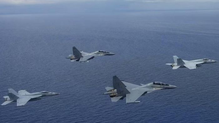 Nga cung cấp nền tảng máy bay, động cơ, radar và nhiều hệ thống cốt lõi; Malaysia lựa chọn các thiết bị nước ngoài để đáp ứng yêu cầu riêng; còn Sukhoi phải tích hợp tất cả chúng thành một hệ thống hoạt động thống nhất.