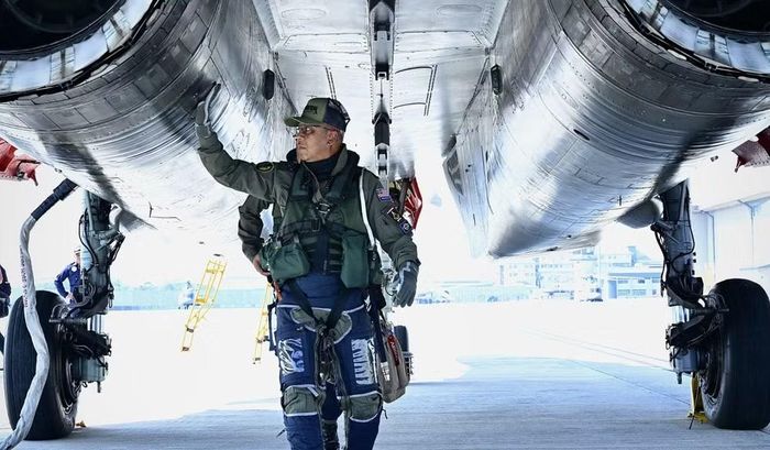 Malaysia đặt mua 18 chiếc Su-30MKM, với hợp đồng được Irkut triển khai từ năm 2005. Khác với việc mua một cấu hình tiêu chuẩn, Kuala Lumpur yêu cầu máy bay tích hợp nhiều thiết bị phương Tây bên cạnh các hệ thống cốt lõi của Nga.