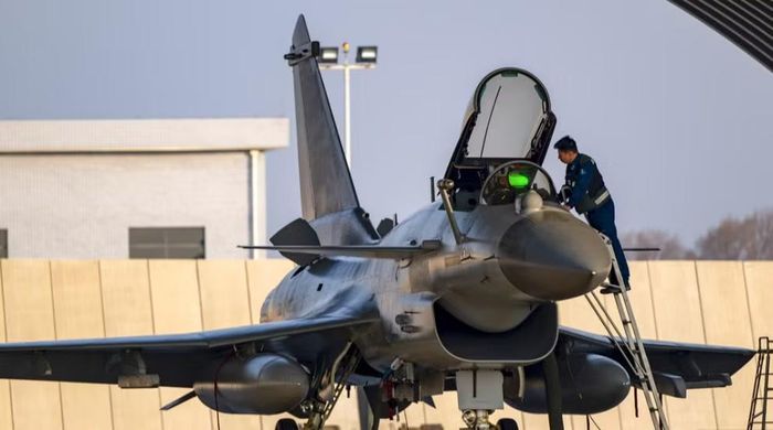 J-10A sử dụng cấu hình cánh tam giác kết hợp cánh mũi, 1 động cơ và có 11 điểm treo vũ khí.