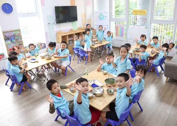 Thực hiện nghiêm việc đảm bảo dinh dưỡng hợp lí và an toàn thực phẩm trong tổ chức bữa ăn nội trú, bán trú