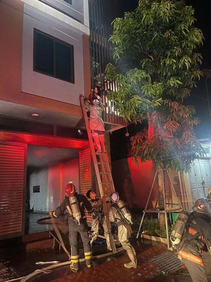 Lực lượng Cảnh sát PCCC và CNCH hỗ trợ 2 người dân đưa ra ngoài an toàn