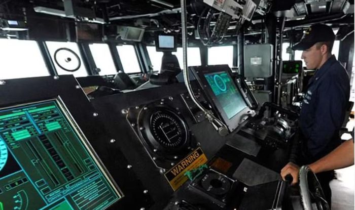 USS Ted Stevens vẫn duy trì kiến trúc vũ khí chủ yếu của lớp Arleigh Burke. Tàu có hệ thống phóng thẳng đứng Mk 41 với 96 ô, có thể sử dụng nhiều loại tên lửa cho nhiệm vụ phòng không, phòng thủ tên lửa đạn đạo, tấn công mặt đất và chống tàu ngầm.
