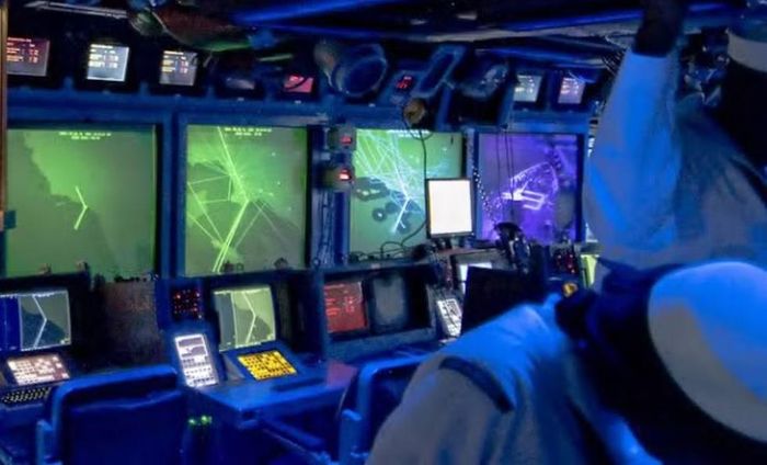 USS Ted Stevens được trang bị radar AN/SPY-6(V)1 cùng hệ thống chiến đấu Aegis Baseline 10. Đây là những nâng cấp quan trọng nhất của cấu hình Flight III so với các biến thể Arleigh Burke trước đó.