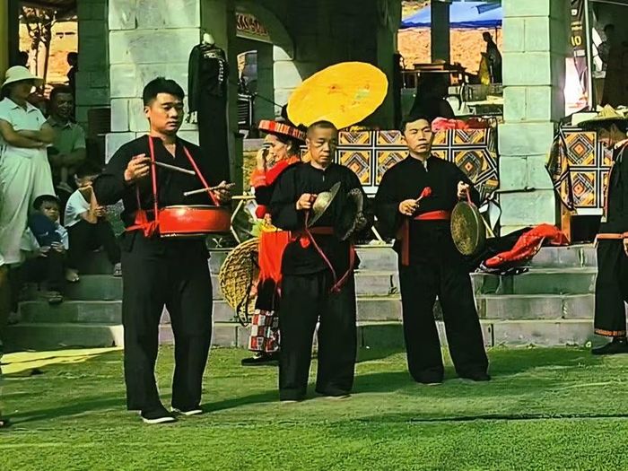Chiêng, chũm chọe và trống là các nhạc cụ trình diễn múa sư tử mèo.