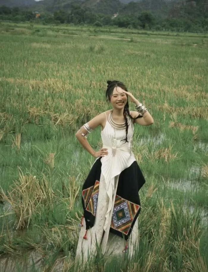Chi tiết lấy cảm hứng từ khăn Piêu trên trang phục của nữ ca sĩ gây tranh cãi