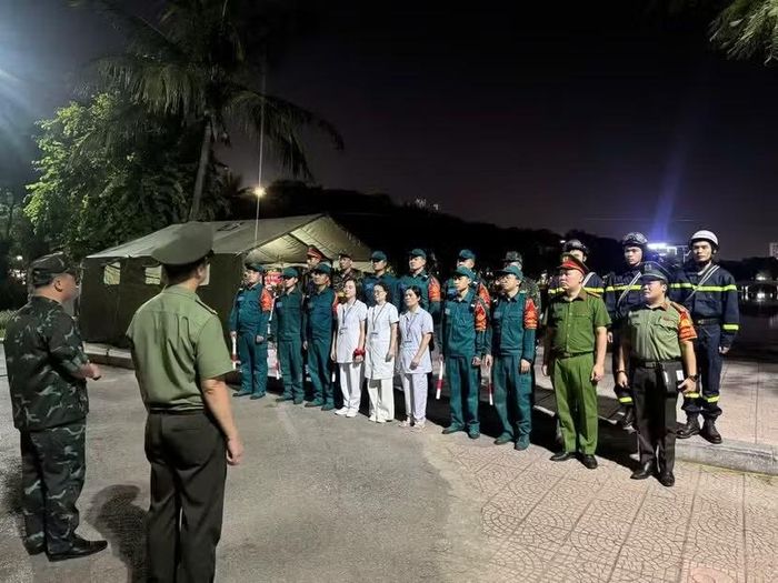 Trong ánh đèn đêm, những bước chân vẫn không ngừng di chuyển - lực lượng làm nhiệm vụ bắt đầu bước vào công đoạn rà soát.