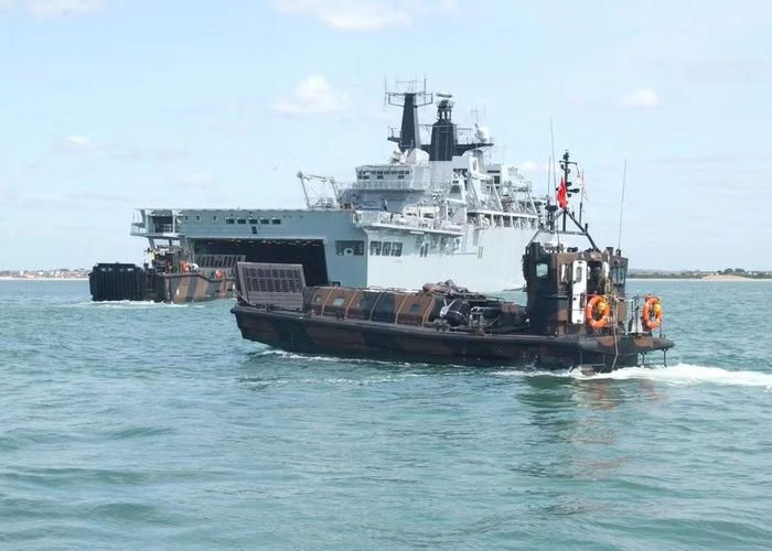 HMS Bulwark cùng với tàu chị em HMS Albion đã ngừng hoạt động từ cuối năm 2024 do thiếu thủy thủ đoàn vận hành và các vấn đề kỹ thuật. Đặc biệt, chiếc HMS Bulwark đã trải qua quá trình sửa chữa lớn kéo dài hơn 3 năm trước khi bị loại biên.