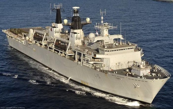 HMS Bulwark là một chiếc tàu đổ bộ vận tải lớp Albion, được thiết kế để mang lính thủy đánh bộ, xe bọc thép và các thiết bị quân sự khác đổ bộ lên bờ biển đối phương