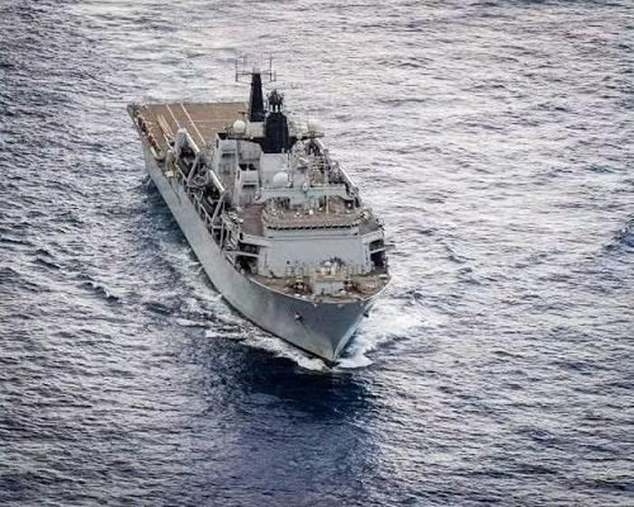 Tàu đổ bộ HMS Bulwark vào biên chế năm 2005 và đóng tại Căn cứ Hải quân Devonport. Năm 2006, nó tham gia vào chiến dịch sơ tán dân thường khỏi Lebanon, và từ năm 2011 đến năm 2015, tàu giữ vai trò là soái hạm của hạm đội.