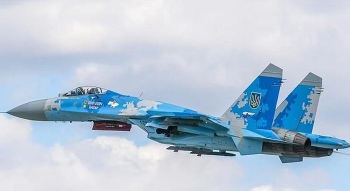 Không gian bên trong lớn cho phép Su-27 mang nhiều nhiên liệu và vũ khí hơn MiG-29. Điều này giúp nó có thời gian hoạt động dài hơn và phù hợp với những nhiệm vụ bảo vệ không phận trên phạm vi rộng.