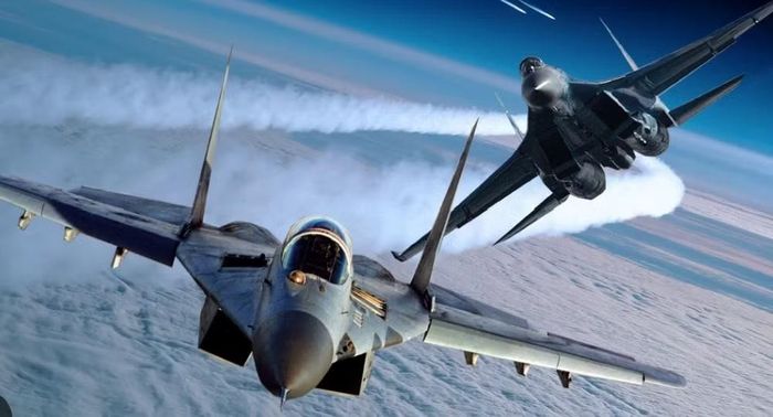 Máy bay có kích thước gọn hơn Su-27, mang ít nhiên liệu và vũ khí hơn, nhưng đổi lại có khả năng cơ động cao và có thể sử dụng từ nhiều sân bay quân sự.