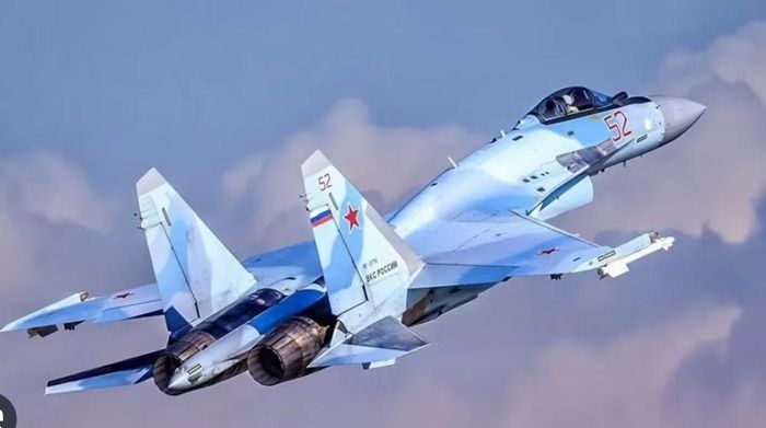 Su-27 lại được xây dựng theo hướng khác. Đây là tiêm kích chiếm ưu thế trên không có kích thước lớn, được thiết kế để hoạt động ở khoảng cách xa hơn.