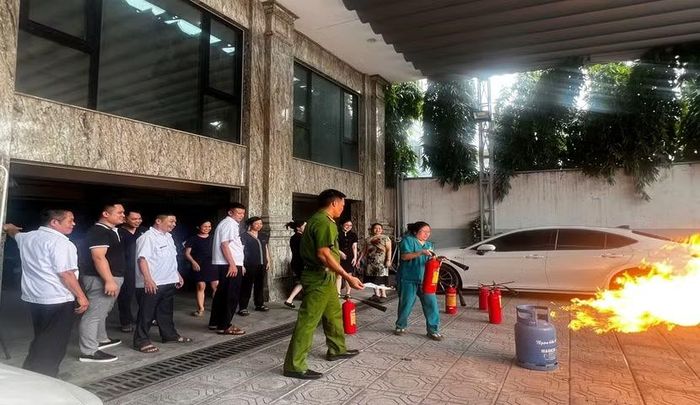 Học viên thực hành sử dụng phương tiện chữa cháy dưới sự hướng dẫn của cán bộ Đội CC&CNCH khu vực số 9